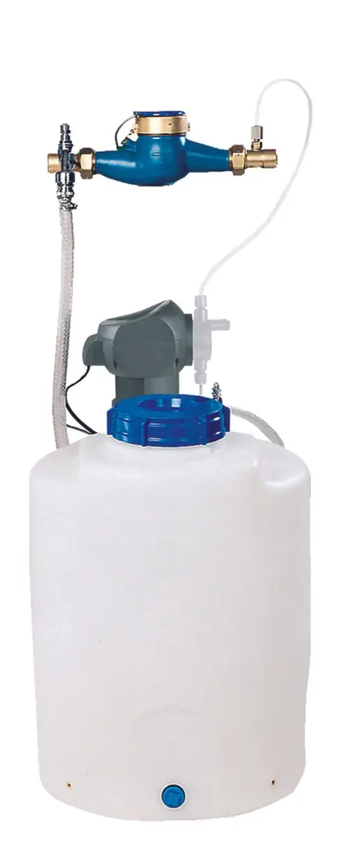 Dosieranlage mit einem weißen Behälter und einer blauen Armatur. Enthält Wasserzähler und Steuerungselemente von BWT für die Dosierung von Flüssigkeiten.